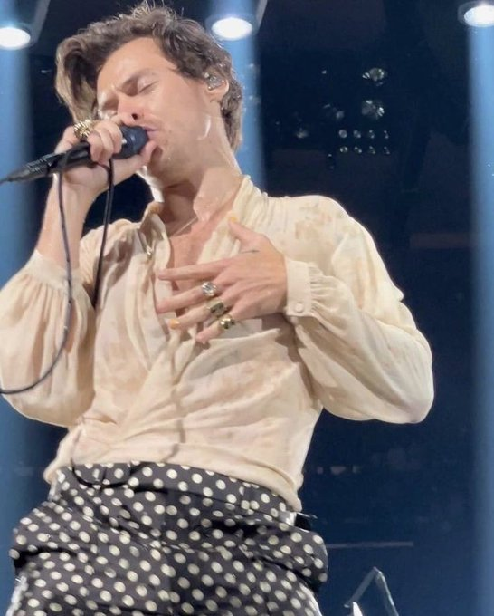 Massharry2's tweet photo. 11.11 #harrystyles https://t.co/FYC0h0d7sS