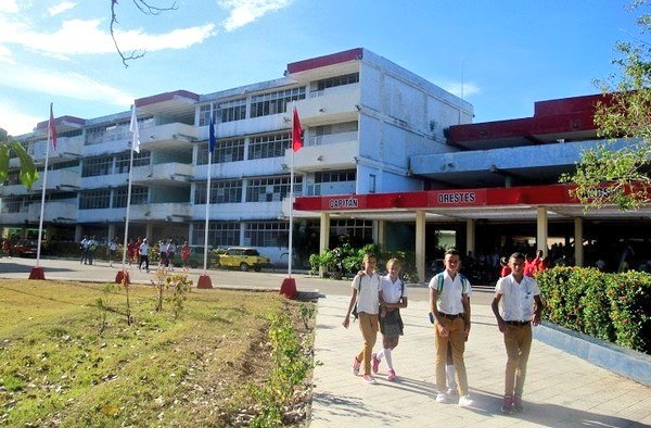 En medio de retos que  confirman su protagonismo,  #DePieYCombatiendo, celebramos hoy en #Cuba
el Dia Internacional de los Estudiantes.
¡Felicidades desde #InderCuba!