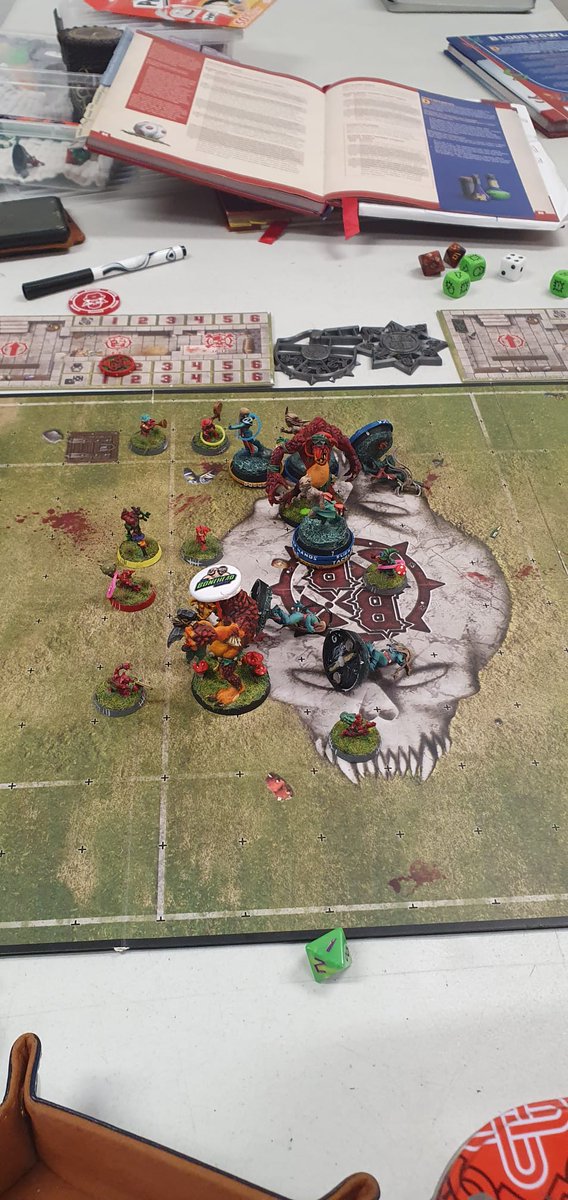HollanderRick's tweet photo. Played the last two games of the @LBBL_Official Fall Cup today. Managed to win them both and won the Fall Cup (4 games, won them all). My Snotlings are outperforming themselves. Now it's time for the playoffs! It's gonna be tough, but fun! #bloodbowlsevens #bloodbowl #Snotlings https://t.co/mtLPGLvQ1O