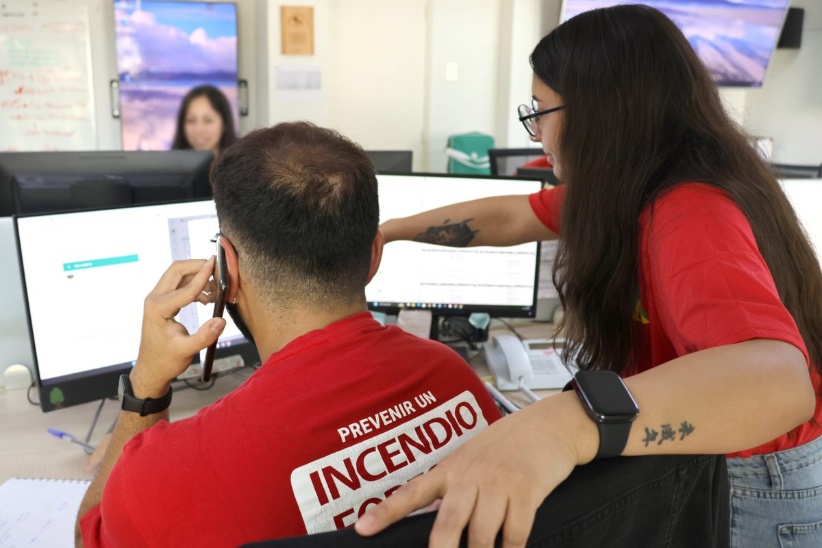 ¡Atención Región de Los Lagos! 📞🔥 Forma parte de nuestras centrales: 

El cargo considera desempeñarse en la Central de Coordinación Regional (CENCOR) recibiendo por radio avisos de detección de incendios forestales, tomando decisiones para el despacho de recursos de combate y
