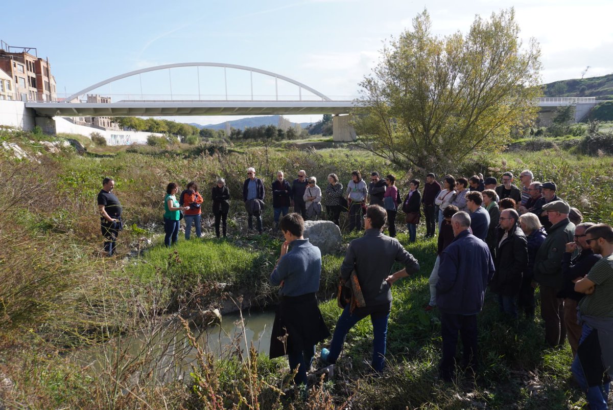 PelClima's tweet photo. Excel·lent xerrada de @toni_munne en la qual vam poder entendre molt millor la gestió de l’aigua a Igualada que vam complementar amb una penosa passejada pel riu: tovalloletes i brossa diversa com a element protagonista de la llera del nostre riu.
#riumort https://t.co/M7UjskFeOW