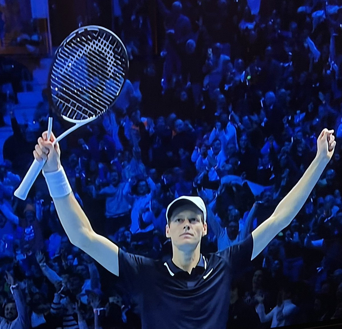 Anche #NittoATPFinals in bacheca… MASTODONTICO <a href="/janniksin/">Jannik Sinner</a> 💪👏💪 <a href="/atptour/">ATP Tour</a> …