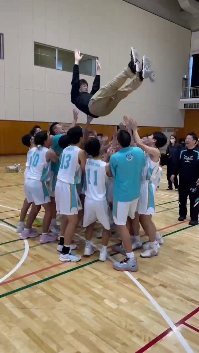 BCEvolution1's tweet photo. 県U15選手権、見事男女で優勝し、Jr.ウインター全国大会への出場を決めました！！選手達は男女ともに笑顔で全力プレー！中学生らしくバスケを楽しみながら戦うことができました。写真のような笑顔を見るため、様々な面でご支援頂いた保護者の皆様には心より感謝いたします。#bcつくば　#U15バスケ https://t.co/iZjmARQf8W