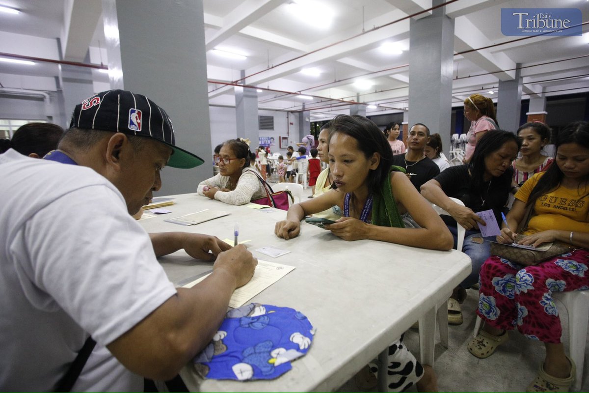 tribunephl's tweet image. LOOK: 184 families were evacuated to Bagong Silangan Evacuation Center in Quezon City on Sunday to prevent casualties due to the overflowing of nearby Marikina River after #PepitoPH hit Metro Manila. |  via Aram Lascano 

#DailyTribune #EvacuationCenter