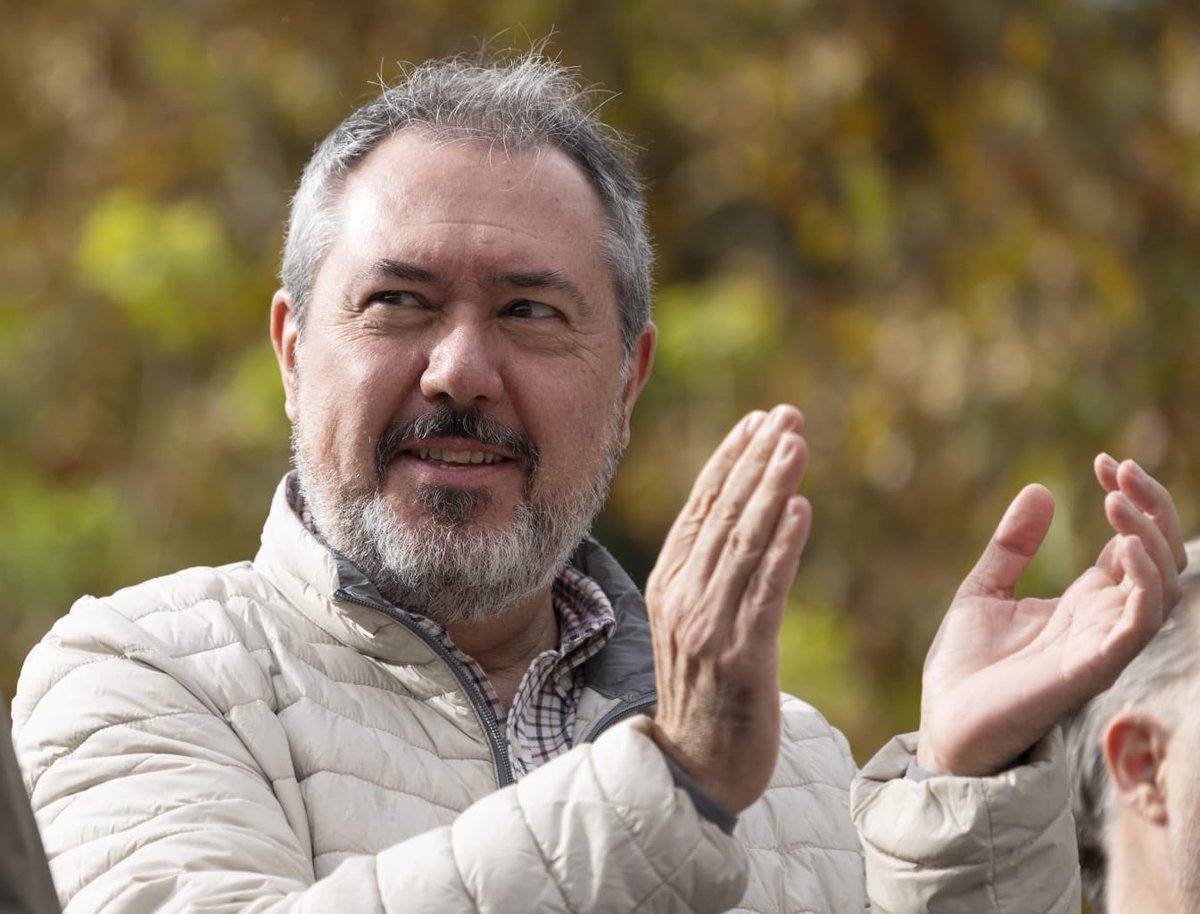 _JuanEspadas's tweet photo. Gracias a las Mareas Blancas y a la ciudadanía que se manifiesta en las calles por la sanidad pública. Hoy era nuestro deber salir en su defensa y denunciar la estrategia de maltrato de Moreno Bonilla y de fortalecimiento de la sanidad privada con los presupuestos públicos.

El desvío a dedo de recursos a la privada, que investigan ya los tribunales a instancias del @psoedeandalucia, solo ha contribuido a desmantelar la atención primaria y a que nuestra comunidad tenga las mayores listas de espera de España.

¡𝐁𝐚𝐬𝐭𝐚 𝐲𝐚 𝐝𝐞 𝐣𝐮𝐠𝐚𝐫 𝐜𝐨𝐧 𝐥𝐚 𝐬𝐚𝐥𝐮𝐝 𝐲 𝐥𝐚 𝐯𝐢𝐝𝐚 𝐝𝐞 𝐥𝐚𝐬 𝐟𝐚𝐦𝐢𝐥𝐢𝐚𝐬 𝐚𝐧𝐝𝐚𝐥𝐮𝐳𝐚𝐬!