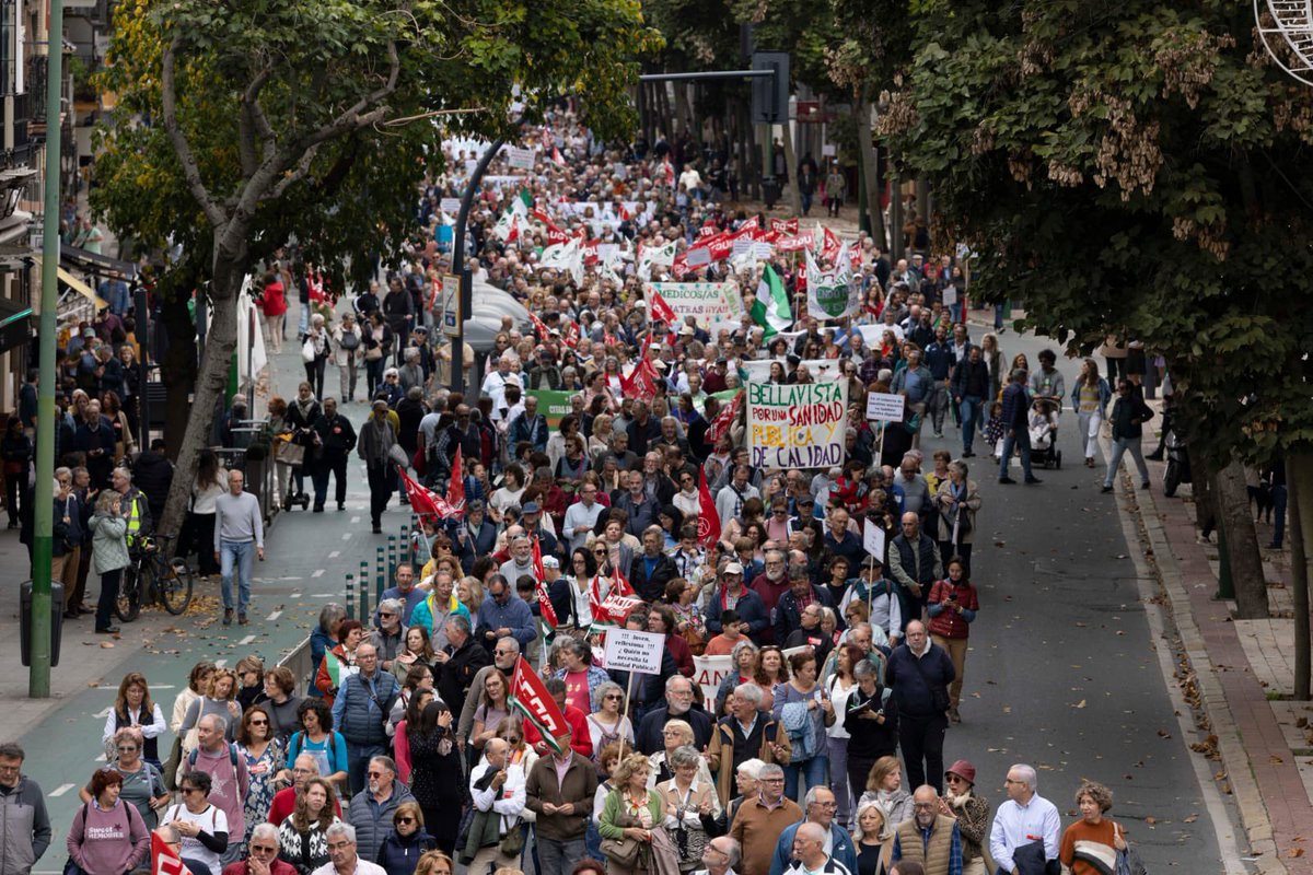 _JuanEspadas's tweet photo. Gracias a las Mareas Blancas y a la ciudadanía que se manifiesta en las calles por la sanidad pública. Hoy era nuestro deber salir en su defensa y denunciar la estrategia de maltrato de Moreno Bonilla y de fortalecimiento de la sanidad privada con los presupuestos públicos.

El desvío a dedo de recursos a la privada, que investigan ya los tribunales a instancias del @psoedeandalucia, solo ha contribuido a desmantelar la atención primaria y a que nuestra comunidad tenga las mayores listas de espera de España.

¡𝐁𝐚𝐬𝐭𝐚 𝐲𝐚 𝐝𝐞 𝐣𝐮𝐠𝐚𝐫 𝐜𝐨𝐧 𝐥𝐚 𝐬𝐚𝐥𝐮𝐝 𝐲 𝐥𝐚 𝐯𝐢𝐝𝐚 𝐝𝐞 𝐥𝐚𝐬 𝐟𝐚𝐦𝐢𝐥𝐢𝐚𝐬 𝐚𝐧𝐝𝐚𝐥𝐮𝐳𝐚𝐬!