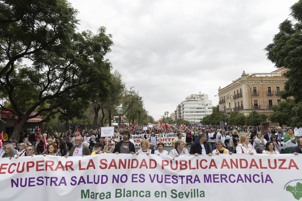 _JuanEspadas's tweet photo. Gracias a las Mareas Blancas y a la ciudadanía que se manifiesta en las calles por la sanidad pública. Hoy era nuestro deber salir en su defensa y denunciar la estrategia de maltrato de Moreno Bonilla y de fortalecimiento de la sanidad privada con los presupuestos públicos.

El desvío a dedo de recursos a la privada, que investigan ya los tribunales a instancias del @psoedeandalucia, solo ha contribuido a desmantelar la atención primaria y a que nuestra comunidad tenga las mayores listas de espera de España.

¡𝐁𝐚𝐬𝐭𝐚 𝐲𝐚 𝐝𝐞 𝐣𝐮𝐠𝐚𝐫 𝐜𝐨𝐧 𝐥𝐚 𝐬𝐚𝐥𝐮𝐝 𝐲 𝐥𝐚 𝐯𝐢𝐝𝐚 𝐝𝐞 𝐥𝐚𝐬 𝐟𝐚𝐦𝐢𝐥𝐢𝐚𝐬 𝐚𝐧𝐝𝐚𝐥𝐮𝐳𝐚𝐬!