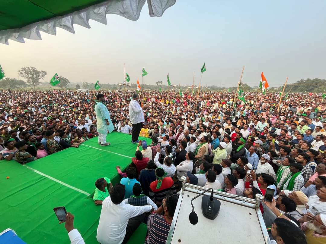 hafizulhasan001's tweet photo. आम बगान मधुपुर में बिहार के लाल पूर्णिया के सांसद @pappuyadavjapl जी ने विशाल जनसभा को संबोधित किया।

पप्पू यादव जी ने आने वाले 20 नवंबर को ईवीएम मशीन के क्रम संख्या 3 पर वोट दे भारी से भारी मतो से विजयी बनाएं और मुख्यमंत्री हेमंत सोरेन जी के हाथो को मज़बूत करें।

समर्थन में आये इस विशाल जनसमूह का हुजूम मा हेमंत सोरेन जी के विकास का समर्थन करती है।

मधुपुर का एक निसान
ईवीएम के कर्म संख्या 3 पर तीर-कमान🏹

एक ही नारा
हेमंत दुबारा

@HemantSorenJMM @JmmJharkhand @JMMKalpanaSoren