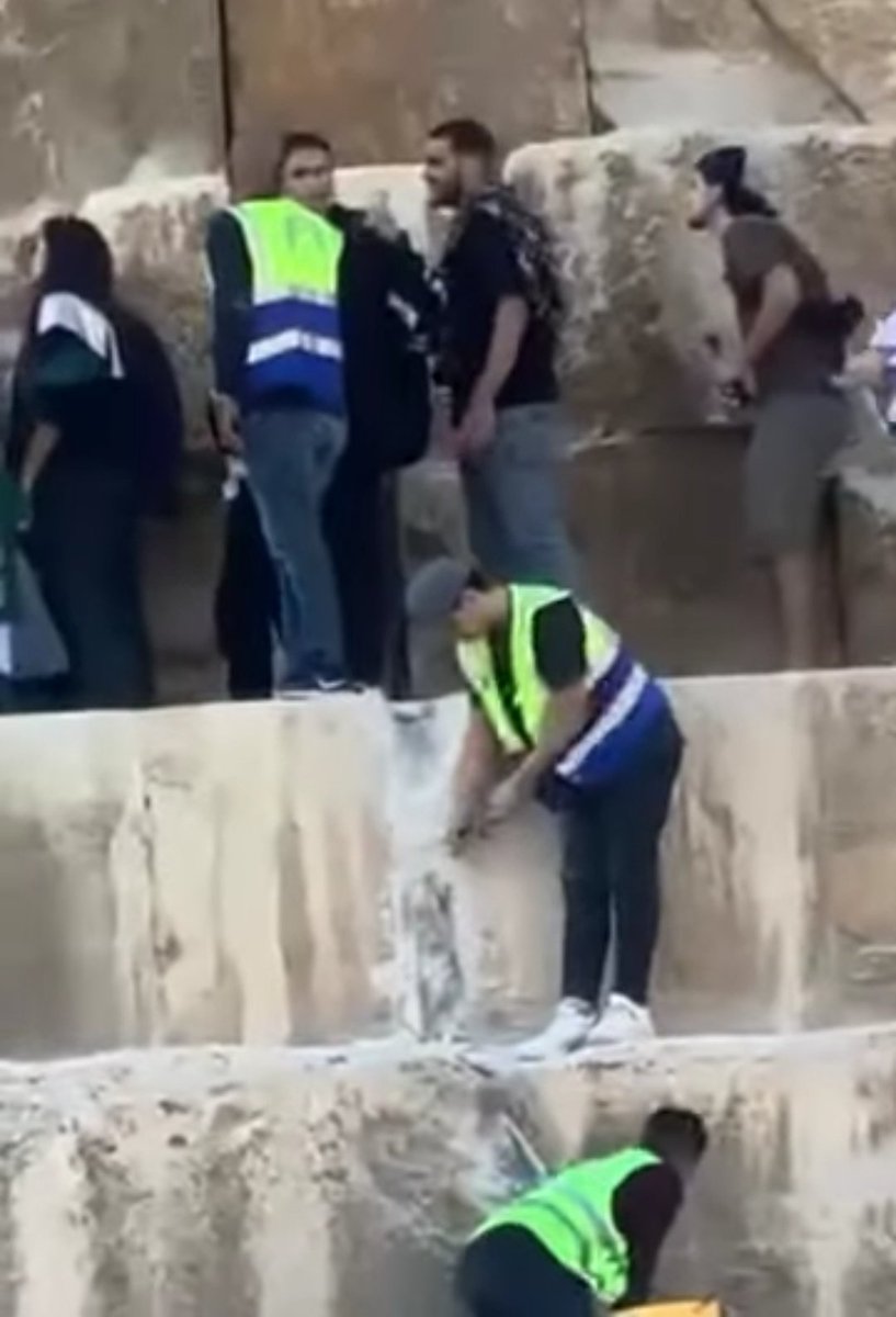 🔴  الهبده الجديدة يا جماعة، و التريند الجديد، قبل ما ينتشر وجب التنويه عشان الصائدين في الماء العكر 👇👌

●  انتشر فيديو لعمال و هما بيكسروا مابين حجرين من حجارة الهرم، و طبعاً هييييصه و شيييير و يللا يا جدع بيهدوا الهرم ! طيب الحقيقة إيه ؟ 👇

●  ده عبارة عن تغيير لشبكة و