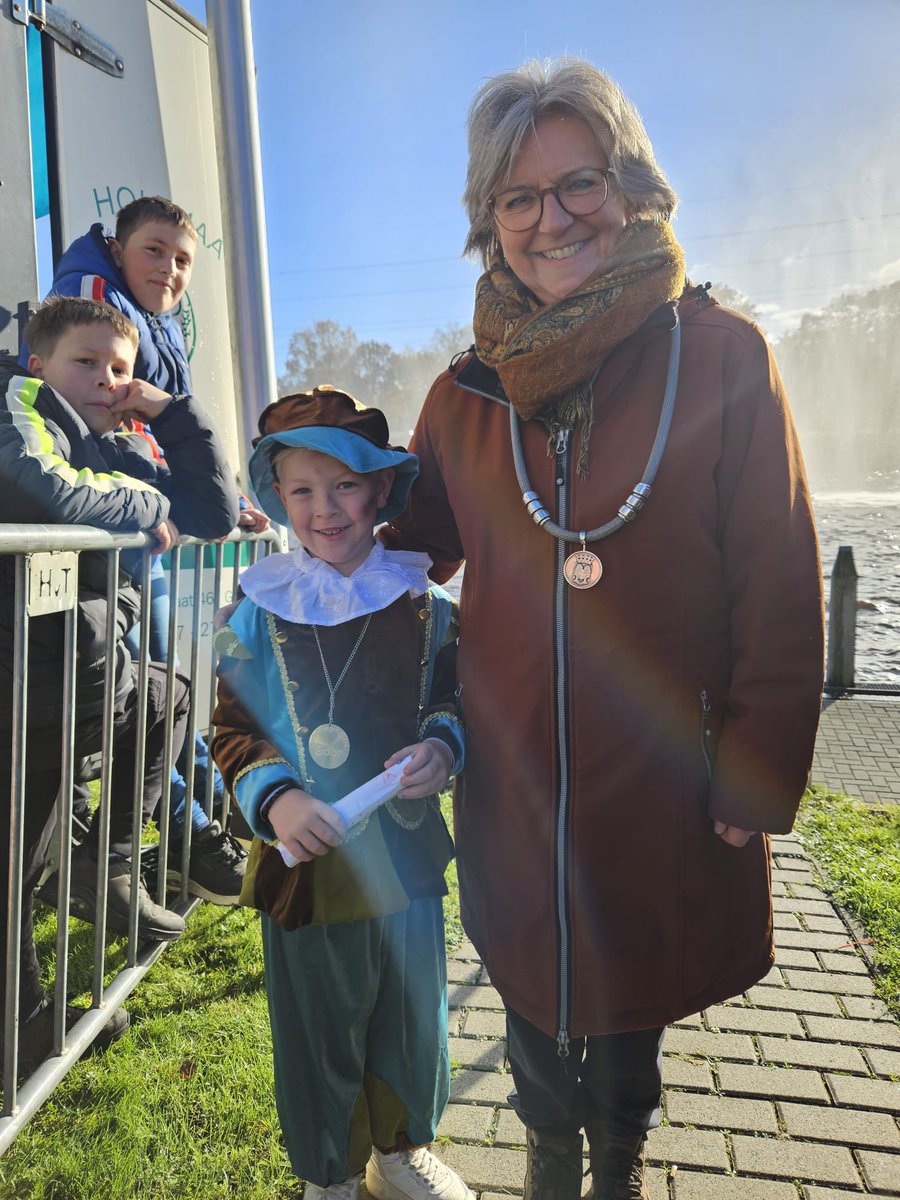 Sint is aangekomen in Goor <a href="/gemhofvantwente/">Gemeente Hof van Twente</a>! Wat fijn om hem samen met onze kinderburgemeester te mogen ontvangen! En zoveel kinderen die vanavond hun schoen mogen zetten! Dank ook aan alle Pieten en aan de <a href="/BrandweerTwente/">Brandweer Twente</a> @GoorCollectief <a href="/ApolloGoor/">Apollo Goor</a>