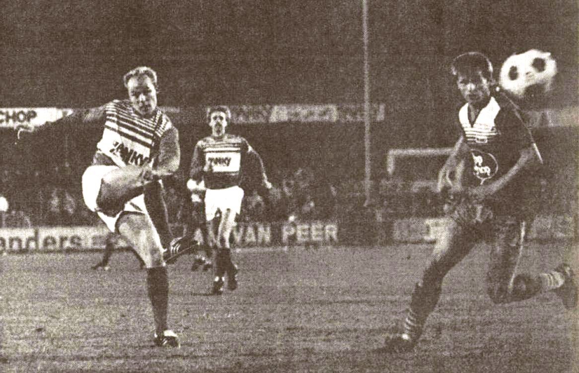 Mooi historisch shirt ! Uit de beginjaren van <a href="/fcemmen/">FC Emmen</a> als profclub ! Gedragen door Gerrie Schaap .