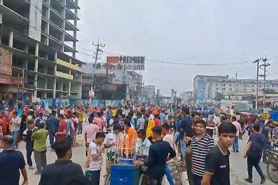 আবারও বকেয়া বেতনের দাবিতে বেক্সিমকোর শ্রমিকদের সড়ক অবরোধ ,যাত্রীদের চরম ভোগান্তি