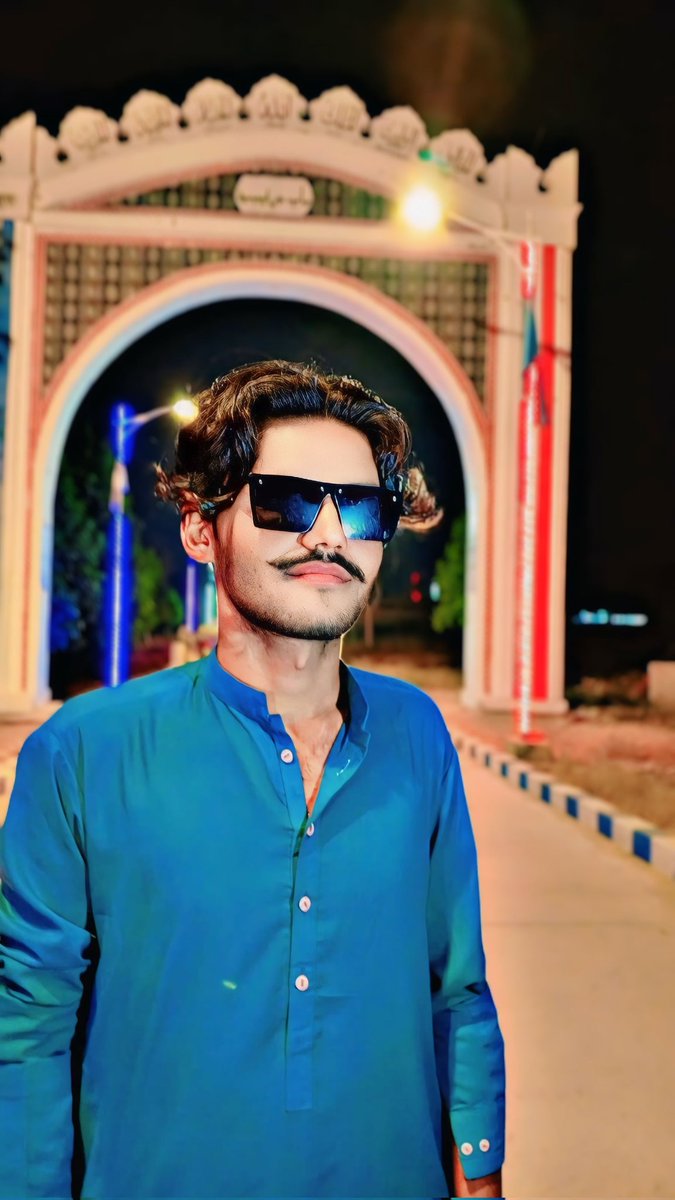 MuhammadDa43564's tweet image. شام کے سائے میں بیٹھا ہوں خیالوں کے ساتھ
دن گزرتا نہیں، رات کٹتی نہیں