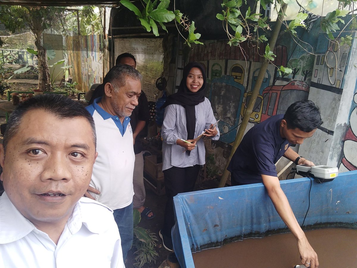 BudiFIRST2's tweet photo. Jumat (15/11/2024), Budi Mulyadi Luhkan Banyumas, Bersama Tim Posikandu Dinas Perikanan dan Peternakan Kab.Banyumas, Melakukan pengukuran kualitas air kolam lele dan gurame, cek suhu, pH, DO, Pokdakan Tapak Liman Kec.Banyumas.
#GiatLuhkanSatminkalTegal
#Banyumas
#Luhlapor https://t.co/ml3CeUaAWa