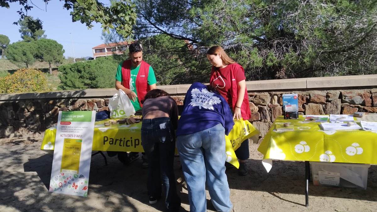 AjuntamentSVH's tweet photo. 🌳 Jugatecambiental al Parc del Pi Gros amb una activitat en què les persones participants han explorat els arbres propers tocant les seves escorces i observant els insectes que s’hi amaguen! 💛💚

#ParcsAMB #JugatecambientalAMB #JugatecaPiGros @ParcsplatgesAMB @JugatecaAMB https://t.co/Ktsu03amQF