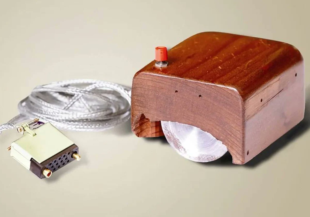 Kabeto_b's tweet photo. En 1970, Douglas #Engelbart patenta un "Indicador de posición XY para visualización"
El nuevo dispositivo se bautizó con el nombre de #Mouse 🖱️
Utilizaba ruedas perpendiculares, a lo largo de un eje y con una cobertura de madera ahuecada, con un botón en la parte superior. https://t.co/KPjUWdDgXc