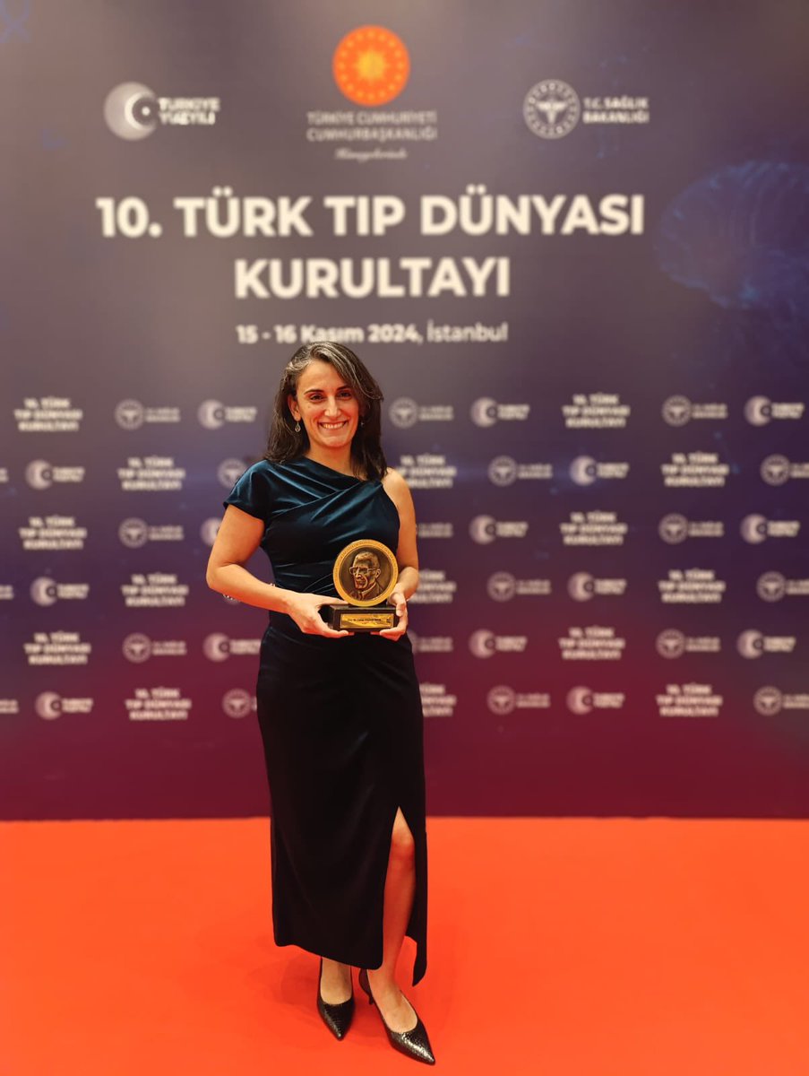 TÜSEB’in 10.sunu düzenlendiği Türk Tıp Dünyası Kurultayı’nda Aziz Sancar Bilim Ödülü’nü kazandım! Türkiye Cumhuriyet’inden aldığım ilk ödül. Ne muazzam bir gurur! Örnek aldığım hocam Aziz Sancar’ın adını taşıyan bilim ödülünü alan ilk kadın araştırmacı olmak mutluluk verici ♥️