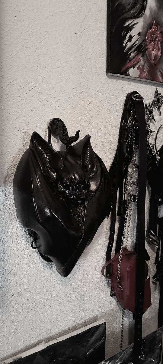 Después de mil años, luciendo el colgador de <a href="/Homeofmonsterss/">Home of Monsters: Japan W. Madrid</a> 🌚🌜 aprovechando que estoy de reformas en el cuarto