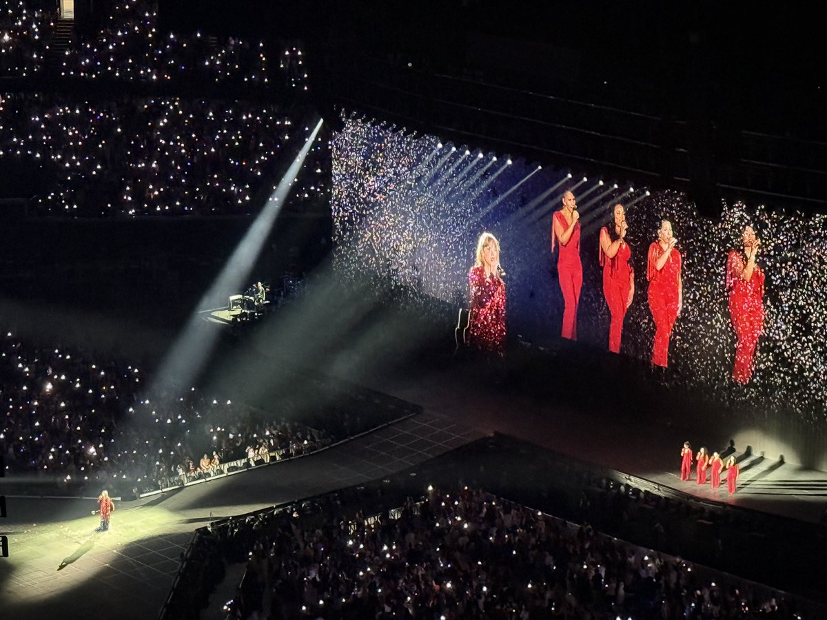 MsMckenna's tweet photo. What’s better than last minute tix to @taylorswift13 on a Saturday night? Taking some Swifties along and watching them have the time of their lives. What an unbelievable show! https://t.co/cHLJXl7RVK