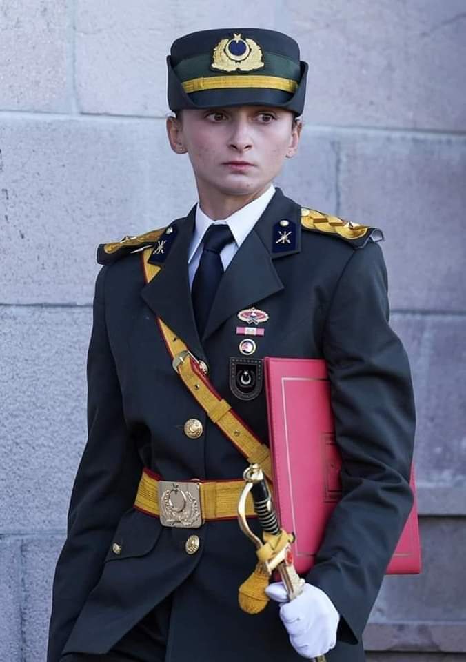 Hepimiz Teğmen Ebru Eroğlu'yuz!