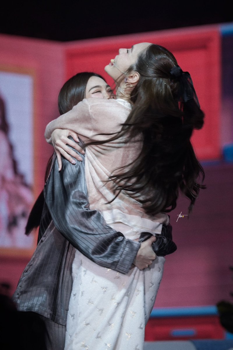 bluethunderq's tweet photo. the reason of smile

#1stFamMeetENGLOTinBKK
#อิงล็อต #Englot https://t.co/g2rgKmgBOC