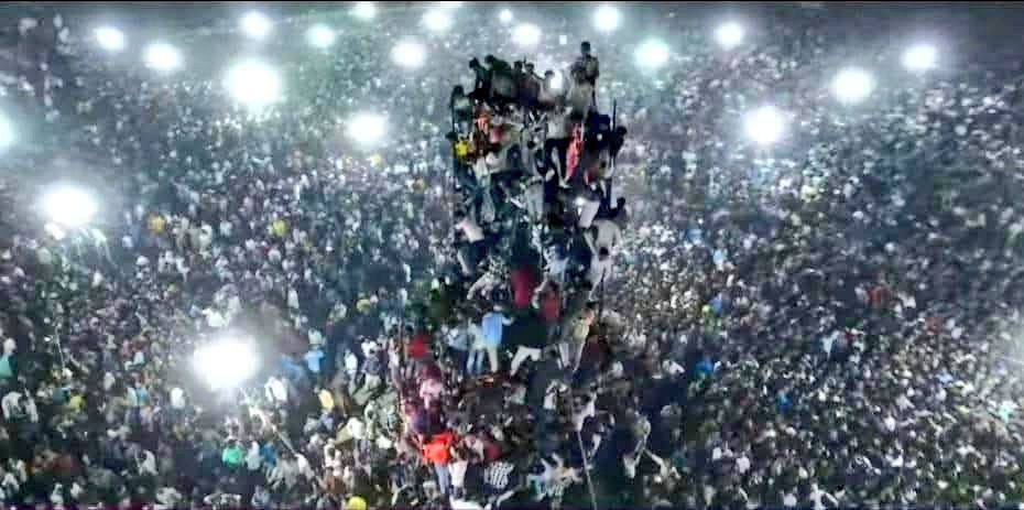 SKNonline's tweet photo. 1000, 1500, 2000 🙏🔥❤️💥
Don't knw which slot it ll get 
అమ్మోరు దయ  thank u Iconstar @alluarjun Sukumar Bhai and @MythriOfficial for taking #TeluguCinema to the next level https://t.co/Qidk3I5rbs