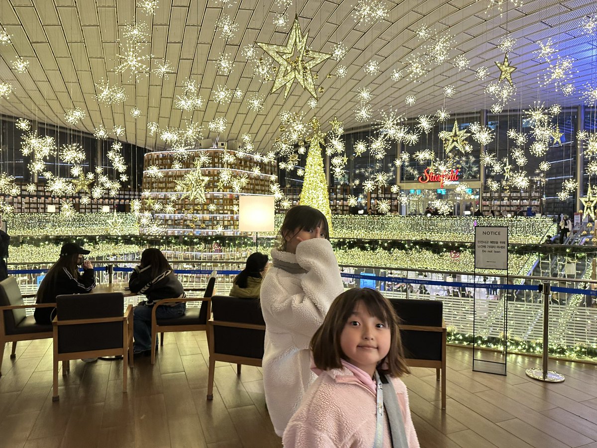 jongil790424's tweet image. #코엑스 #챔피언 #별마당도서관 #조카 🛝🎡🎢🎠📚📖🎄