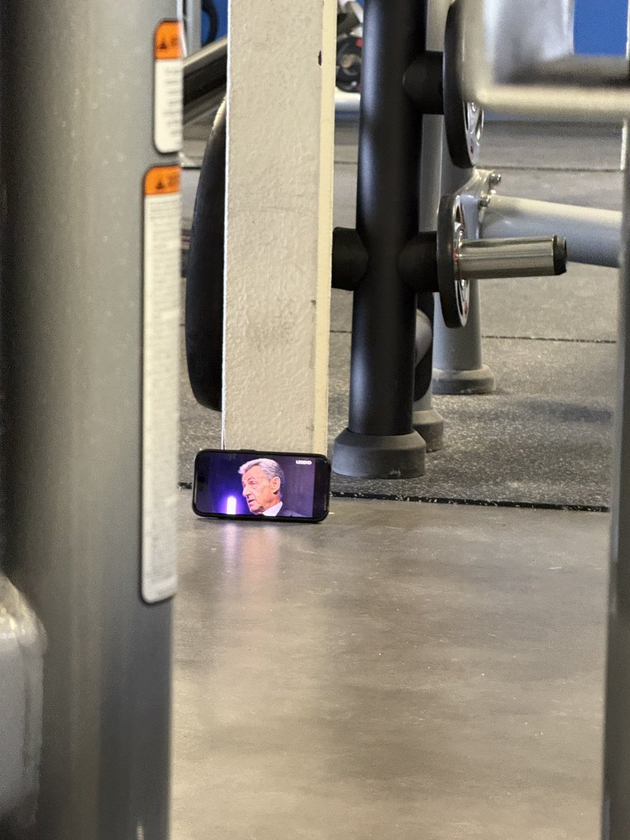 Epipapu's tweet photo. Y’a un type à la salle qui écoute Sarkozy pour soulever 90kg au bench.

King un peu. https://t.co/hKPrgBYFhN