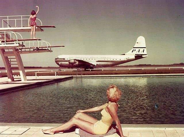 Una de las piscinas públicas del aeropuerto de Ezeiza, en los años 50.