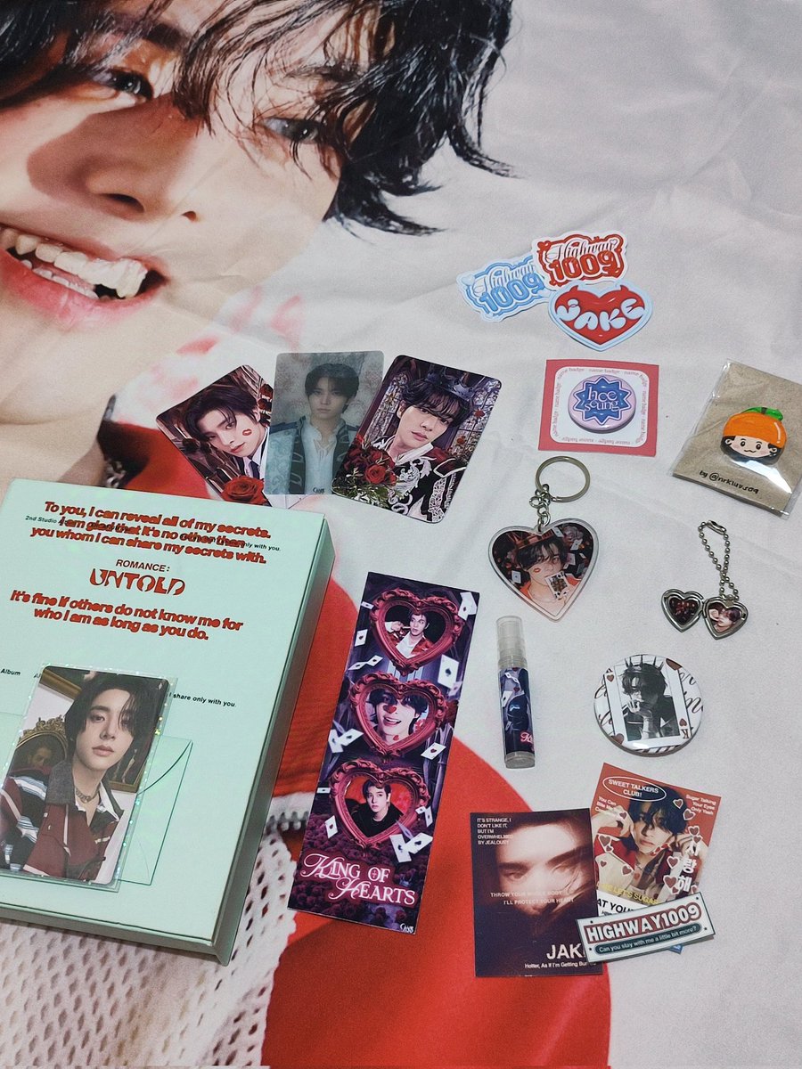 01ACEHEE's tweet photo. got to take home the tapestry i've been eyeing since entering the cafe :P tysm @CLUB1130 for organizing this cse !!! happy jake day 🌹

#JakeKingofHearts https://t.co/OrX9pLeU5u