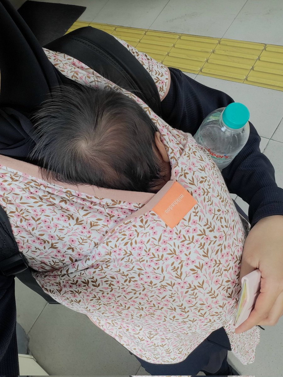 olllaaaa's tweet photo. First time nge-TJ bareng bayik🫶💫 

Transjakarta @PT_Transjakarta bener² transportasi umum PALING nyaman untuk penumpang prioritas🥺

Link gendongan👇
https://t.co/OWOC1gxlae https://t.co/mU0p00tmqc