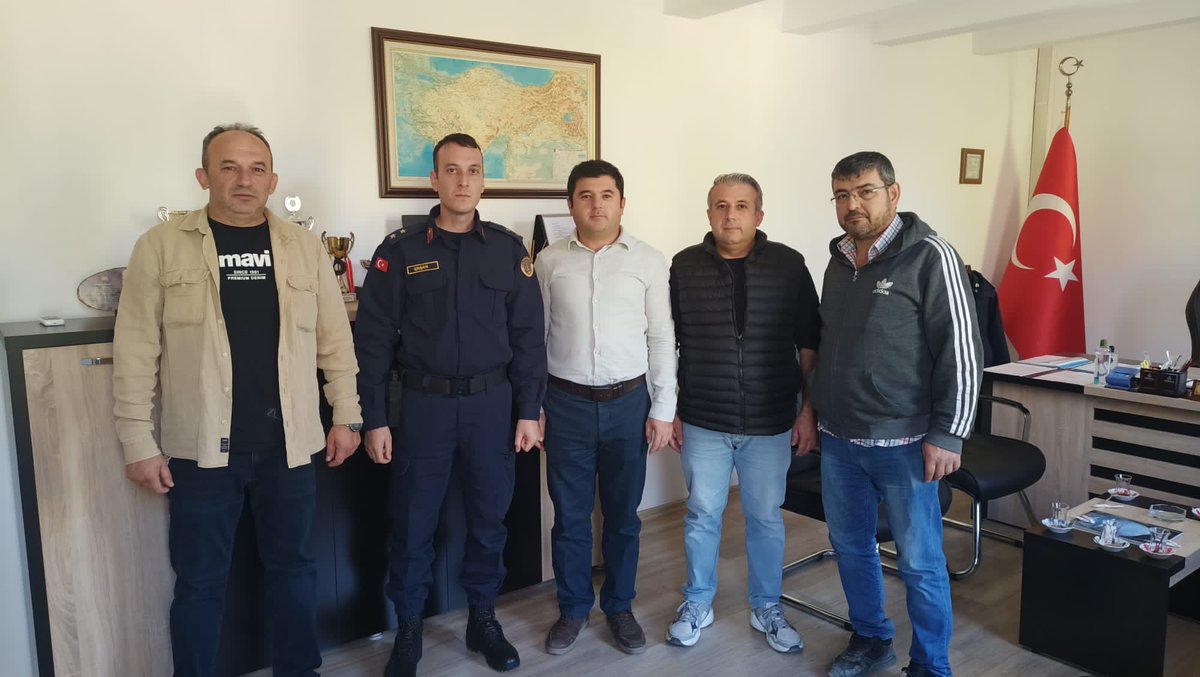 Calocak20's tweet photo. Çal Ülkü Ocakları olarak Çal ilçe jandarma komutanlığına ziyaretimizi gerçekleştirdik https://t.co/S0V4sHSSjs