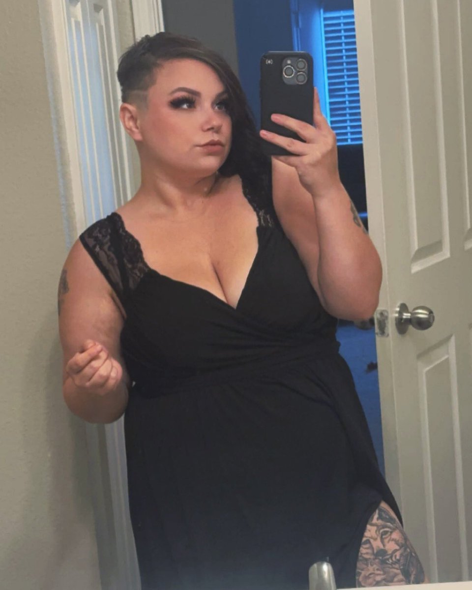 CoffinsInBloom's tweet image. Happy #TransAwarenessWeek 🏳️‍⚧️🌟💕 

{17 year old me vs 29 year old me}