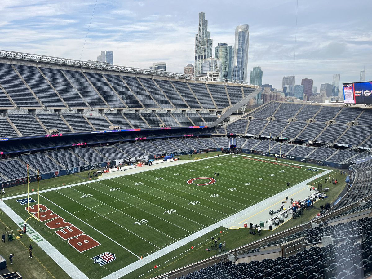RobDemovsky's tweet image. Welcome to Soldier Field, where the Packers haven’t lost since 2018.