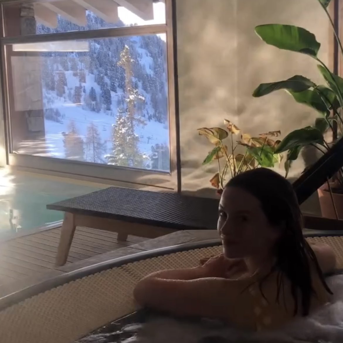 currentslopes's tweet image. Celebrating our 5th monthsary with an unforgettable ski trip in the Alps, enjoying the breathtaking views, relaxing in a hot tub, and making cherished memories together ⛷️🥂🌹