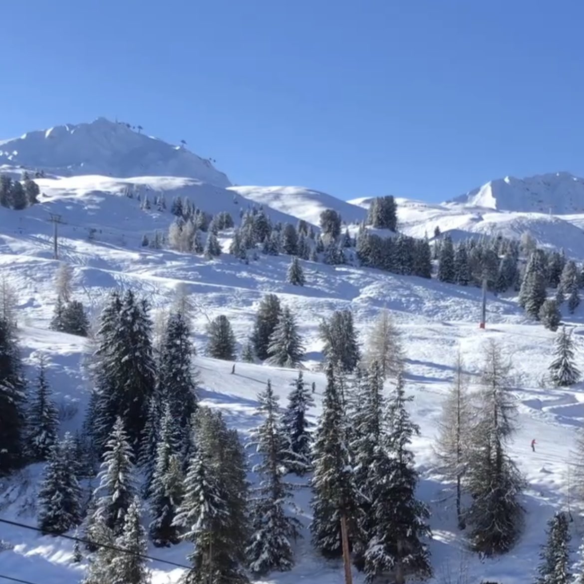 currentslopes's tweet image. Celebrating our 5th monthsary with an unforgettable ski trip in the Alps, enjoying the breathtaking views, relaxing in a hot tub, and making cherished memories together ⛷️🥂🌹