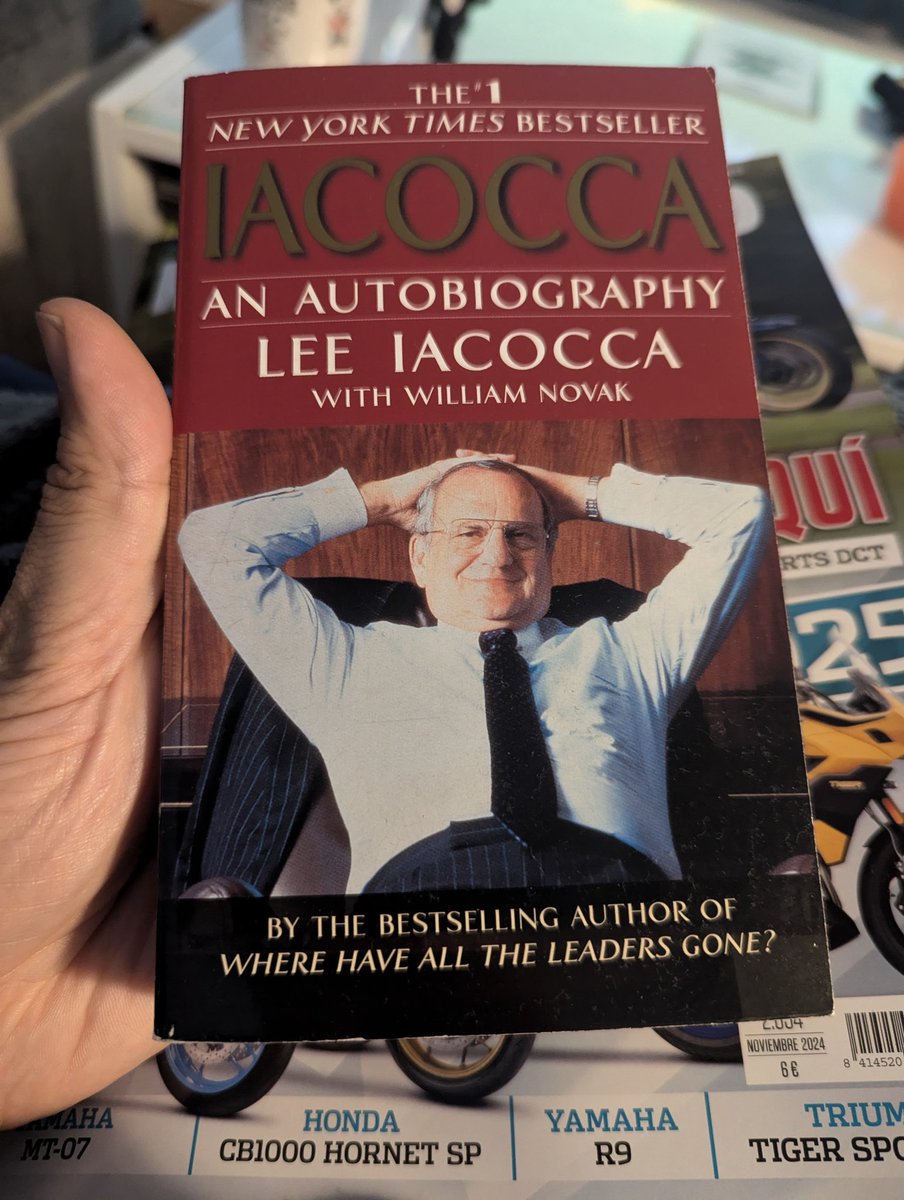He estado releyendo estos días ésta autobiografía escrita a mediados de los ochenta por Lee Iacocca.

Iacocca, tras haber llegado a presidente de Ford y haber lanzado en el proceso el Mustang, estaba entonces en Chrysler, a la que había sacado de la quiebra técnica tras convencer