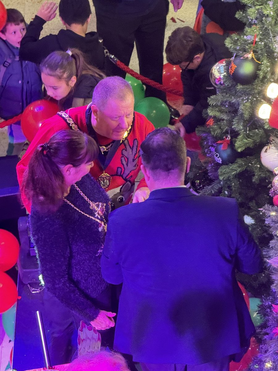 Thank you #Redhill what a brilliant start to Christmas with <a href="/SimonBashford/">Simon Bashford</a> <a href="/BelfryShopping/">Belfry Shopping Centre</a> <a href="/RBBCMayor/">Mayor of the Borough of Reigate and Banstead</a> <a href="/includetweets/">IncludeTweets</a>
Hope you all enjoyed yesterdays #Christmas #Lights switch on with myself <a href="/SusyRadio/">Susy Radio</a> 
4000 balloons plus cotton wool snowballs dropped! #Amazing
