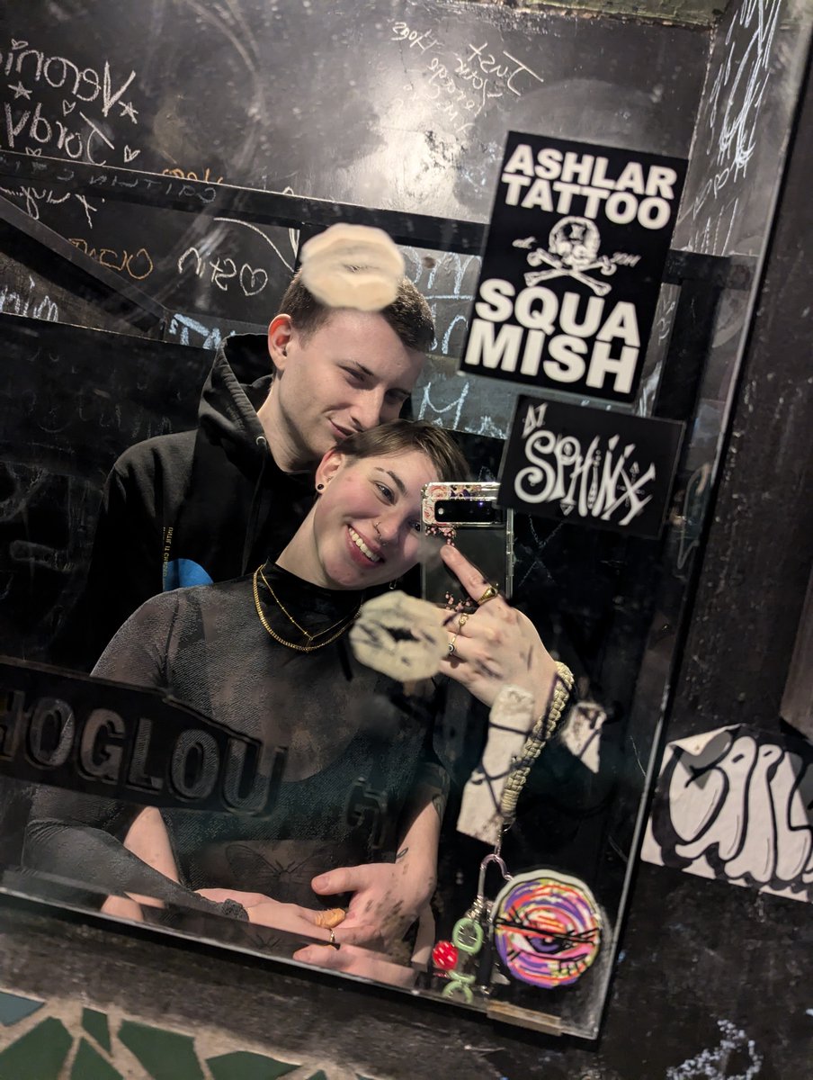 Opening twitter on browser just to post cute pics of us