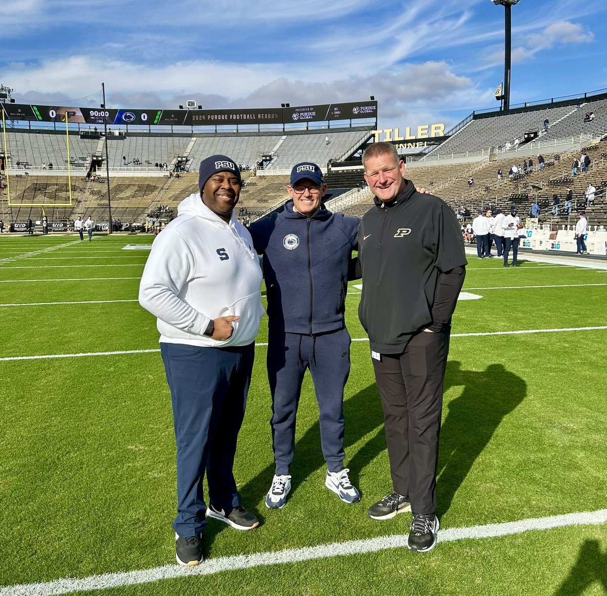 jevlee's tweet image. Penn St vs Purdue
Ben Davis HS Football Reunion 🟣⚪️
Former BD HC @JSimmons_Purdue
Former BD HC @CoachAllenPSU
Also, Former HC & Hall of Fame Coach Dick Dullaghan was in attendance supporting us as well
Westside of Indy 🫡
@GiantAthletics
@BenDavisFB