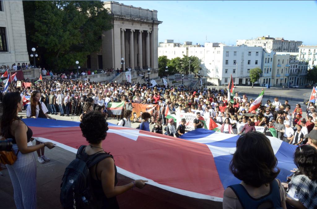 Un cálido abrazo a los estudiantes cubanos en este día. Que la entrega y el compromiso con la Patria continúen distinguiendo su accionar cotidiano. Son ustedes continuadores de la obra de nuestra Revolución. ¡Muchas felicidades!

#DePieYCombatiendo