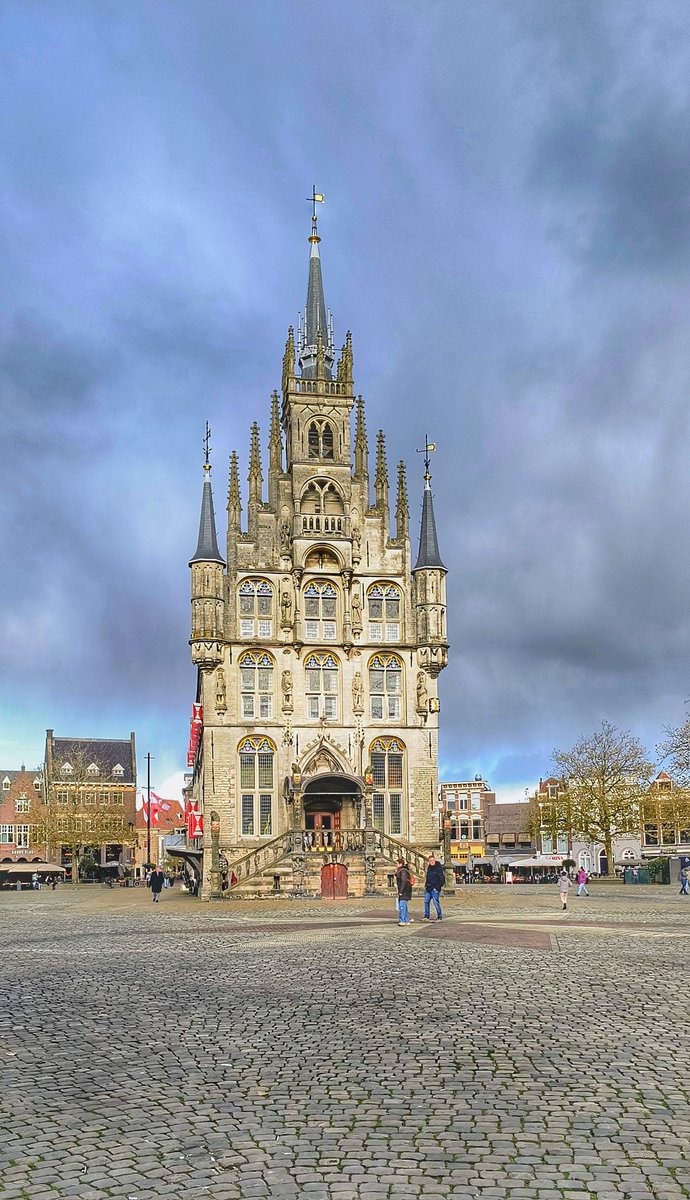 A faultless rail journey from Leiden. An easy change of trains at Rotterdam Centraal to arrive early afternoon at Gouda.
Cheese tomorrow 😁