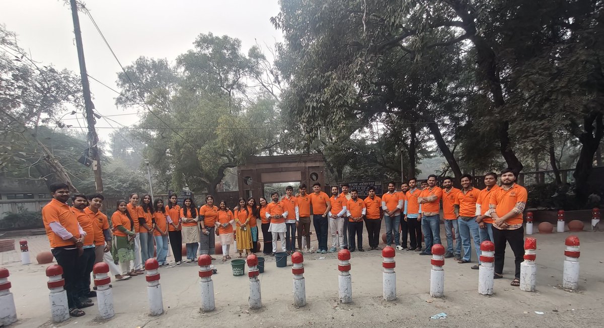 ABVPDelhi's tweet photo. आज अभाविप दिल्ली के प्रांत संगठन मंत्री श्री राम कुमार के नेतृत्व में अभाविप उत्तरी विभाग के कार्यकर्ताओं के द्वारा दिल्ली विश्वविद्यालय के आर्ट्स फैकल्टी में स्वच्छता अभियान चलाया गया। 

#ABVP #SFD #StudentsForDevelopment https://t.co/vISLEJTxmx