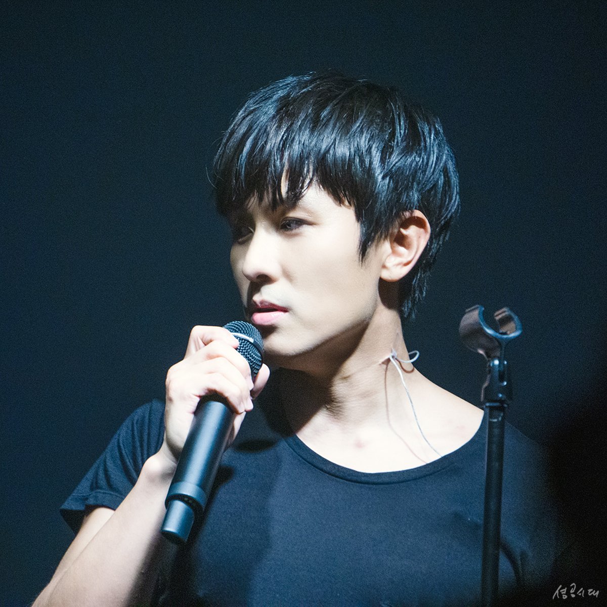 20161029 #신혜철_추모콘서트
 #김동완  #현대카드_언더스테이지 
탐라에 뎅 사진 보고 생각나서 새로 보정+재보정
난 왜 가슴을 안찍었나 반성😔