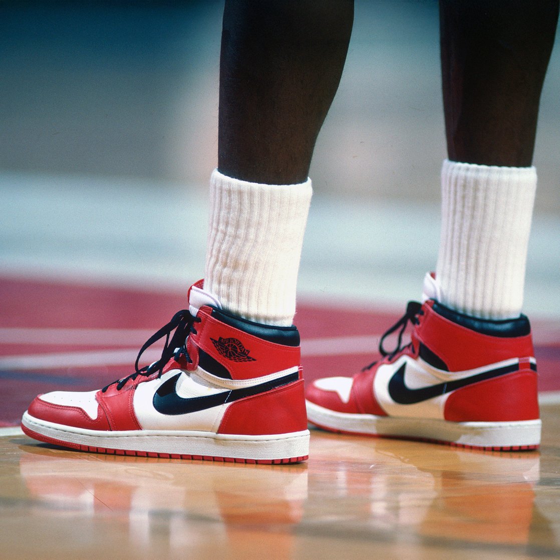 sneakermarketro's tweet image. On the 17th of November 1984 (exactly 40 years ago), Michael Jordan wore the Air Jordan 1 for the first time against the Philadelphia 76ers. Read more about AJ1 original colorways below 📝
Details: u.sneakermarket.ro/2eezc6kz