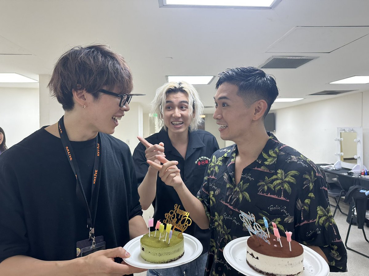 KOBY_SHY's tweet photo. ライブ後に風ちゃんチームのみんなから誕生日を祝ってもらってとても幸せ。ダンサーのyasuくん同い年で誕生日も同じなのびっくりすぎた！ https://t.co/MasDtTcl2X