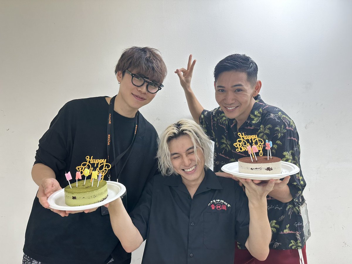 KOBY_SHY's tweet photo. ライブ後に風ちゃんチームのみんなから誕生日を祝ってもらってとても幸せ。ダンサーのyasuくん同い年で誕生日も同じなのびっくりすぎた！ https://t.co/MasDtTcl2X