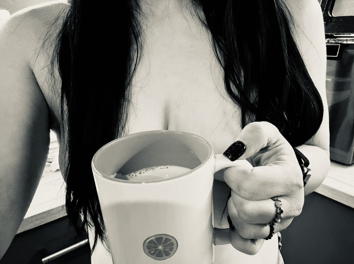 dieschwarzeelfe's tweet photo. Ich brauche heute definitiv Kaffee um den Tag zu überleben.
#kaffee #tagueberleben #langenacht #cocktailabend #tagdanach https://t.co/FOaKdeLklZ