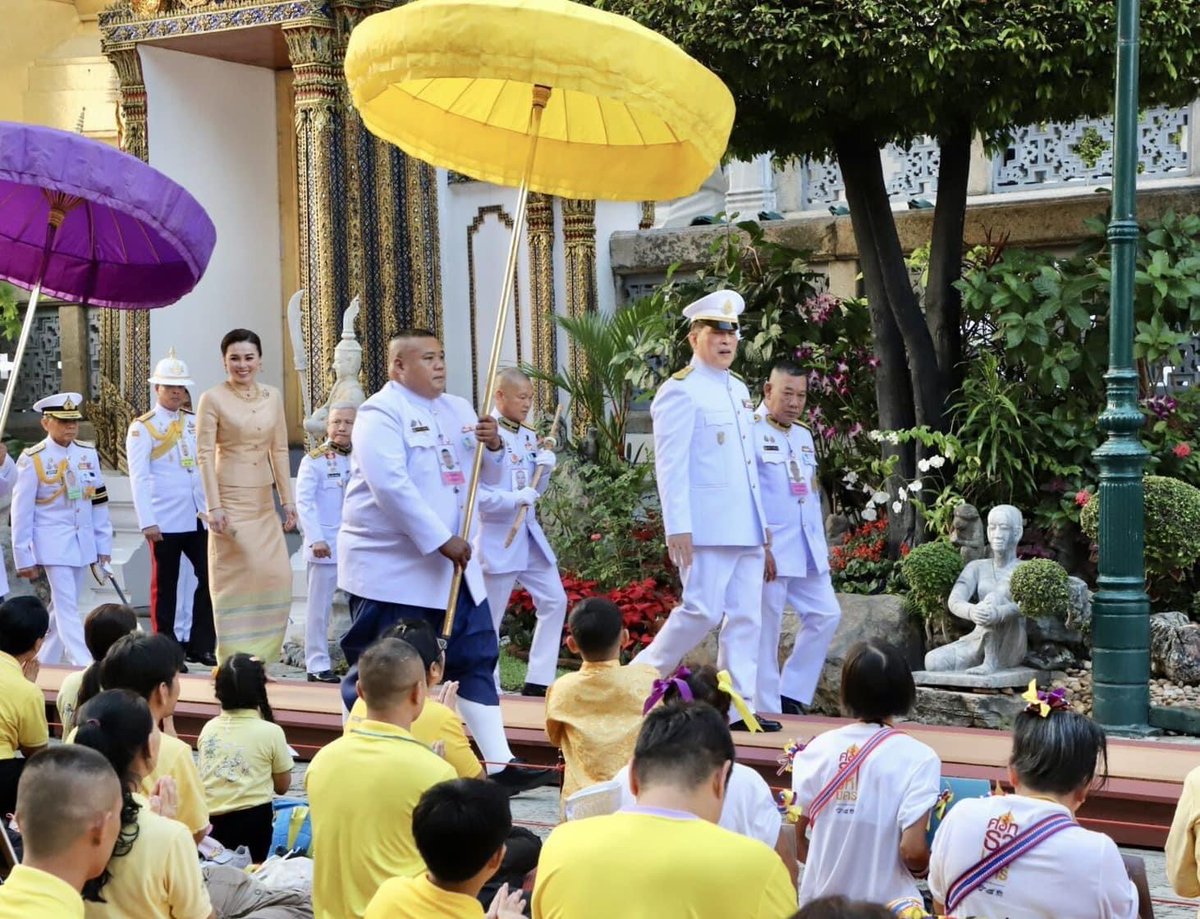 SoldiersVr's tweet photo. พระบาทสมเด็จพระเจ้าอยู่หัว และสมเด็จพระนางเจ้าฯ พระบรมราชินี เสด็จพระราชดำเนินไปยังพระอุโบสถวัดพระศรีรัตนศาสดาราม พระบรมมหาราชวัง เพื่อทรงเปลี่ยนเครื่องทรงพระพุทธมหามณีรัตนปฏิมากร (พระแก้วมรกต) จากฤดูฝนเป็นฤดูหนาว
#ทรงพระเจริญ #สืบสานรักษาต่อยอด https://t.co/V7FgsgOqNS