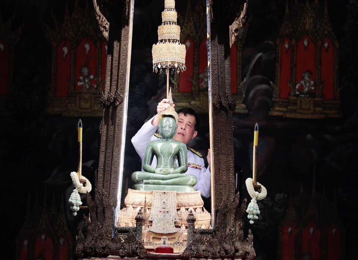 SoldiersVr's tweet photo. พระบาทสมเด็จพระเจ้าอยู่หัว และสมเด็จพระนางเจ้าฯ พระบรมราชินี เสด็จพระราชดำเนินไปยังพระอุโบสถวัดพระศรีรัตนศาสดาราม พระบรมมหาราชวัง เพื่อทรงเปลี่ยนเครื่องทรงพระพุทธมหามณีรัตนปฏิมากร (พระแก้วมรกต) จากฤดูฝนเป็นฤดูหนาว
#ทรงพระเจริญ #สืบสานรักษาต่อยอด https://t.co/V7FgsgOqNS